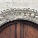 ...riprendendo il motivo degli inserti rotondi che racchiudono il portale d�ingresso della chiesa